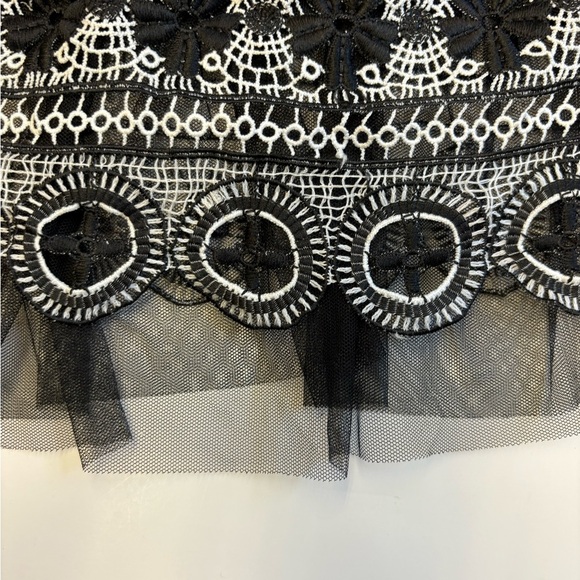 Black fitted short sleeve tee with crew neck & decorative trim women's size M - Picture 5 of 7